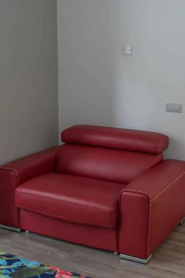 Haymarket Spacious 3 Bedroom Street Level Edinburgh Apartment