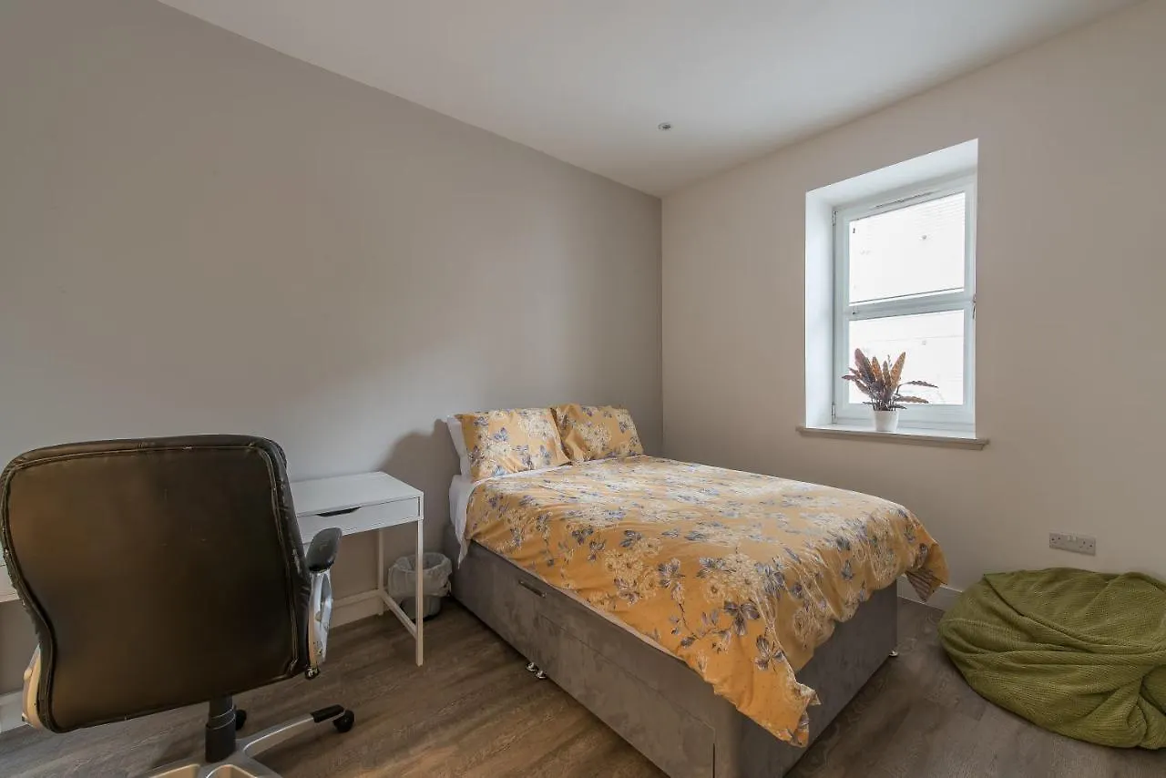 Haymarket Spacious 3 Bedroom Street Level Edinburgh 0*,