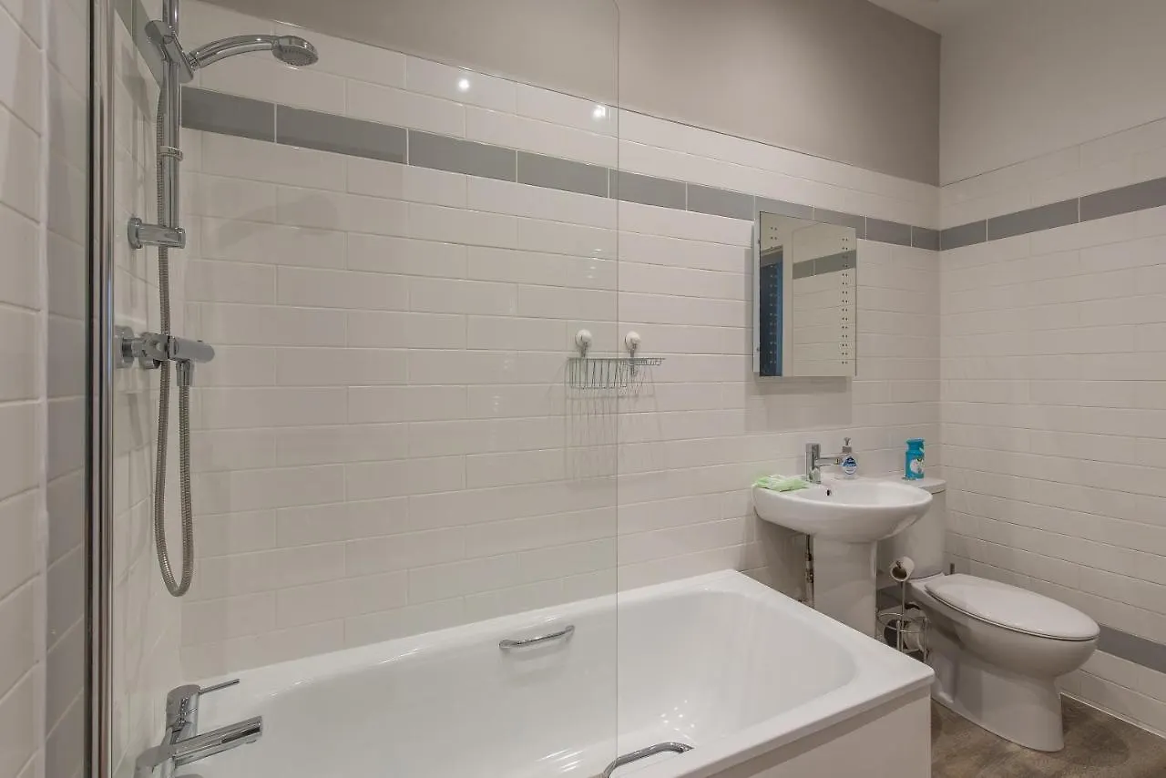 Haymarket Spacious 3 Bedroom Street Level Edinburgh 0*,