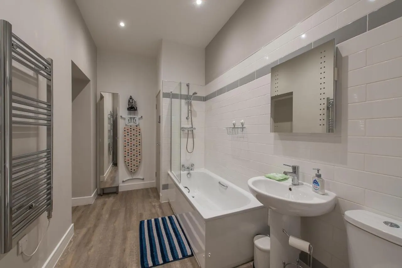 Haymarket Spacious 3 Bedroom Street Level Edinburgh Apartment